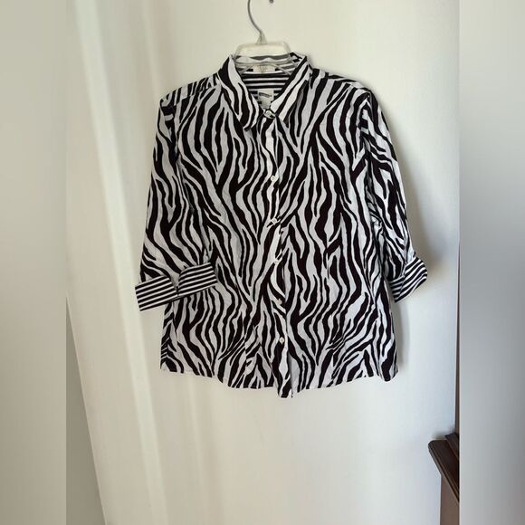 NWT Chico’s size 3 brown and white zebra button down top 100% cotton - Picture 1 of 9